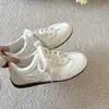 Zapatillas blancas retro versátiles para mujer, nueva colección primavera/otoño 2026, zapatos casuales de moda con suela suave y cómoda, zapatillas lindas y modernas