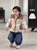 Conjunto de invierno para niños ropa de niño pequeño chaqueta acolchada cálida diseño elegante jeans conjunto de tres piezas ropa infantil coreana