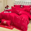 Juego de cuatro piezas de boda de alta gama en color rojo brillante con bordado de dragón y fénix chinos, funda de edredón, sábana, ropa de cama de boda para un nuevo hogar