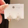 Pendientes de Flor Dorada Sencillos y Elegantes con Incrustaciones de Circonita, Elegantes y Versátiles, Pendientes de Lujo Ligero de Gama Alta al por Mayor