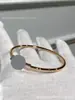 Pulseira T dupla de alta qualidade para mulheres, totalmente cravejada com diamantes, feita de madrepérola branca natural, superfície lisa, acabamento de precisão CNC, luxo leve, versátil, disponível para atacado de transmissões ao vivo