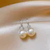 2026 Nuevo Modelo Pendientes de Gancho para Oreja con Perla y Trébol de Cuatro Hojas Completamente Incrustados de Diamantes para Mujer, Pendientes Retro Únicos y Hermosos con un Toque de Lujo de Alta Gama