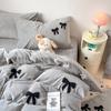 Juego de Cama de Cuatro Piezas Tipo Lazo Ins de Terciopelo de Leche Invierno Acolchado Funda de Edredón de Franela Doble Cara Juego de Tres Piezas para Dormitorio