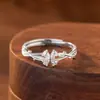Anillo de Plata 999 con Trébol de Cuatro Hojas Suerte para Mujer Diseño de Nicho Lujo Ligero Anillo de Espinas Rosa Anillo de San Valentín