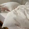 Lindo juego de ropa de cama de cuatro piezas de algodón con estampado de dibujos animados estilo INS, juego de tres piezas de algodón puro estampado para dormitorio de estudiante, sábana, funda de edredón, ropa de cama