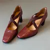Zapatos de tacón grueso estilo retro francés de piel de cordero súper suave para mujer con tira cruzada y puntera cuadrada Mary Janes Tacones altos elegantes adelgazantes para mujer