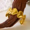 Pulseira Cruzada Europeia e Americana com Folhas e Flores Irregulares Série Oceano em Aço Inoxidável para Mulheres com Padrão Suave de Martelamento Metálico Personalizado