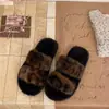 Novas pantufas peludas casuais estilosas e confortáveis com sola grossa para casa e ao ar livre, outono-inverno 2026, design de uma tira para mulheres