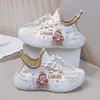 Zapatos para Niñas 2026 Primavera Nuevo Estilo Tenis de Dibujos Animados Infantiles Niños Grandes Zapatos de Malla Casuales de Princesa Zapatos Yeezy