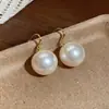 Brincos Geométricos de Pérola Banhados a Ouro Real 18K, Toque de Luxo Leve e Sofisticado, Brincos Modernos e Elegantes com um Design Único