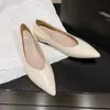 Chegada nova estilo francês de bico fino, saltos agulha da moda, elegantes e versáteis, perfeitos para o trabalho, sapatos baixos de calçar para mulheres.