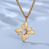 Nuevo collar colgante de pétalo de acero de titanio y oro de 18 quilates diseño de nicho para mujer todo partido cadena para clavícula de niños y mujeres regalo