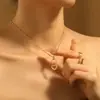 Nuevo Diseño Hebilla de Anillo Corazón Lazo Acero de Titanio Moda Ins Retro Lujo Ligero Hoja Francesa Colgante