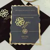 Sobre de terciopelo marrón oscuro con logo de marca estampado en dorado, tarjeta acrílica de borde dorado irregular, invitación de negocios