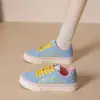 Design de bloco de cores estilo estudante, sola grossa nova para aumento de altura, tênis atléticos de nicho, sapatos casuais 2026 para mulheres, versátil para o outono