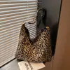 Bolsa Grande Capacidade Estampa de Leopardo Feminina 2026 Nova Moda Outono Inverno Retro Bolsa de Ombro Bolsa Tote para Estudante Aula Deslocamento