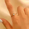 Anillo de Acero Inoxidable con Circonita Europeo y Americano Anillo de Lujo Nicho de Gama Alta Accesible Joyería para Manos con Forma Asimétrica Anillo Transfronterizo para Mujeres