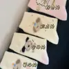 Fabricante de Zhuji Perro de Orejas Grandes Lindo y Juguetón Calcetines de Cachorro de Dibujos Animados Otoño e Invierno Calcetines Suaves y Sedosos de Terciopelo de Visón Serie Rosa