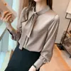 Foto real Blusa feminina manga longa 2026 outono novo estilo top de fita temperamento cor sólida acetato cetim camisa
