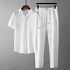 Nuevo Traje Deportivo Casual de Verano 2026 para Hombre, Estilo Delgado con Pliegues de Moda con Cuello de Fruta Verde, Conjunto de Dos Piezas con Top de Manga Corta y Pantalones Largos