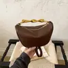 Mesmo estilo 2026 bolsa de ombro de metal transfronteiriça para mulheres, nova bolsa de mão de corrente retrô europeia e americana, bolsa transversal moderna e simples