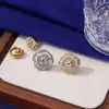 Broche de solapa de camelia estilo Chanel de lujo ligero para trajes y abrigos, accesorio de moda en dorado y plateado, accesorio de broche versátil