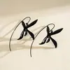 Brincos de Gancho de Flor Pintados por Spray Estilo Metal Transfronteiriço Europeu e Americano, Brincos Doces Simples de Nicho, Brincos de Alta Qualidade Personalizados e Elegantes