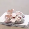 Sandálias Fechadas para Meninas 2026 Moda Verão Estilo Princesa Sola Macia Performance Sapatos de Cristal Tendência Infantil Rasteirinhas com Strass