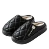 Nuevas Zapatillas de Algodón Impermeables de Cuero PU Cálidas Antideslizantes para Personas Mayores Suela Gruesa Antideslizante EVA Oso de Dibujos Animados Pareja Zapatos de Algodón