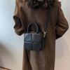 Bolso popular de este año para mujer, nueva moda de otoño e invierno 2022, bolso bandolera con entramado cruzado de color sólido, bolso cuadrado pequeño portátil