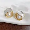 Pendientes de Perla Geométricos Versátiles Sencillos para Mujer Diseño de Nicho Sensación de Alta Gama Pendientes de Lujo Ligero Temperamento Accesorios para Orejas Venta al por Mayor