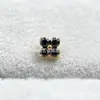 Pendientes de aleación de titanio ASTMF-13 flor de cuatro pétalos de circonita ultra brillante dorados Perforación de labio de circonita con rosca interna de titanio G23