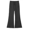 Calça atlética feminina estilo americano, fluida, elástica, de cintura alta, levemente flare, coleção outono 2026, casual, slim-fit e que valoriza a silhueta.