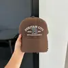 Boné de Baseball Retro Coreano com Bloqueio de Cores Desgastado e Aba Macia para Mulheres, Novo Casual Versátil de Primavera/Verão com Letras, Boné de Bico de Pato Tendência