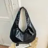 Bolso Cruzado de Hombro Único Casual Simple de Moda Sensación Relajada Retro Versátil Bolso de Axila Diseño de Remaches Cuero PU de Mano Bolso Dumpling