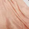 Nuevo tejido de gasa con rayas en relieve dorado y líneas geométricas, adecuado para decoraciones de bodas, cortinas, accesorios y materiales de confección.