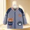 Casaco infantil impermeável e resistente a manchas de comprimento médio, uma peça protetora para meninos, adequado para outono e inverno, com fecho de zíper, e projetado como um moletom com capuz para bebês.