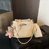 Bolso tipo cubo con estampado de lichi estilo coreano Yuezhi para mujer, nuevo bolso de moda de tendencia para la primavera de 2026 para llevar debajo del brazo, bolso versátil de hombro y cruzado