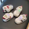 Nuevos zapatos de niña para verano 2026 nuevo modelo verano transpirables gato KT zapatillas deportivas para niños malla zapatillas de correr