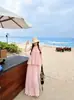 Impresionante conjunto de vacaciones para mujer, elegante estilo socialité, conjunto de dos piezas con top halter y falda de retazos de encaje pesado en gasa