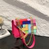 Bolsa pequena popular de cor contrastante deste ano para mulheres, nova de 2024, verão, linda, estilo estrangeiro, bolsa mensageiro, moda, portátil, bolsa quadrada pequena