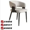 Silla de comedor minimalista italiana en negro, silla de diseñador moderna de lujo ligero con respaldo, sensación de alta gama para uso en hoteles y hogares, adecuada para mesas de isla y mesas de comedor