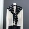 Bufanda triangular de mezcla de lana a rayas con bloques de color estilo retro británico para estudiantes, bufanda cálida para exteriores, casual y agradable para la piel