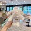 Novo Chaveiro de Coelho de Orelhas Longas Pelúcia Vestido Fofo e Fofo Segurando Flores Boneca Coelho Pingente de Bolsa para Mulheres