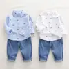 Conjunto de 2 piezas para niño, Camisa de manga larga con cuello y estampado de coches con pantalones de mezclilla de cintura elástica