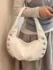 Bolso de hombro tipo bolsa de dumplings 2026 nuevo con remaches para mujer, gran capacidad, versátil para el uso diario, bolso de axila, bolso de hombro tipo tote para mujer