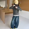 Roupa de outono estilosa e moderna para meninas: uma jaqueta moletom falsa de duas peças combinada com calças jeans casuais de perna larga estilo coreano