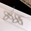 Pendientes de Plata con Diseño Minimalista Coreano de Flor Hueca con Circonita, Pendientes Elegantes Transfronterizos Europeos y Americanos, Pendientes de Lujo Ligero de Alta Gama para Mujer