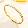 Pulsera de Acero de Titanio con Concha Blanca y Broche Delgado con Incrustaciones de Pedrería Disponible en Oro y Plata Suministro Directo de Fábrica La Pulsera de Acero de Titanio No se Desvanece
