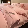 Conjunto de Roupa de Cama de Luxo Leve de Alta Qualidade em Veludo Leiteiro de Quatro Peças para o Inverno, Lençol e Capa de Edredom em Veludo de Bebê com Forro de Lã e Espessura Aumentada, Atacado com Frete Grátis
